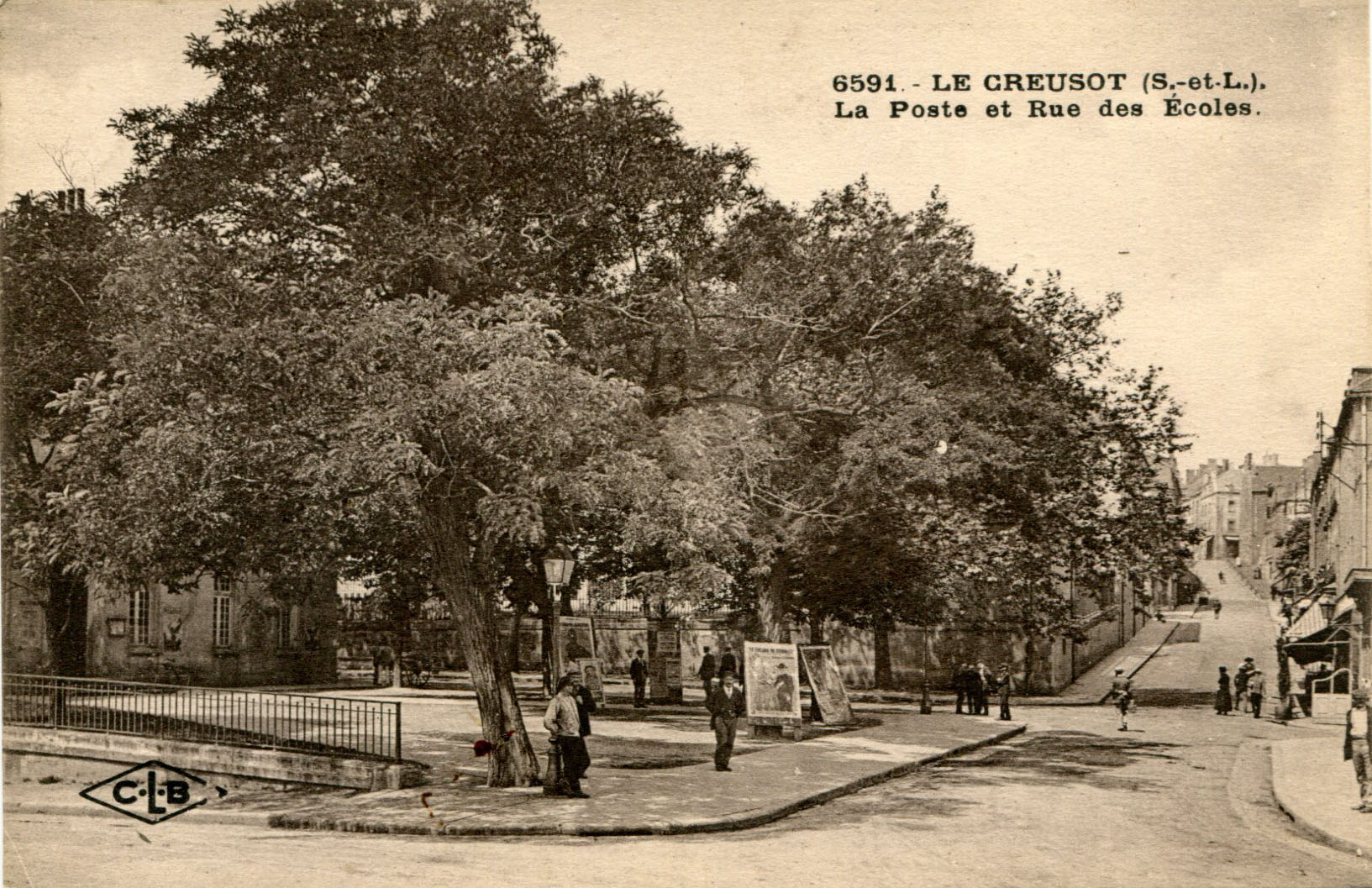 La Poste et rue des Écoles