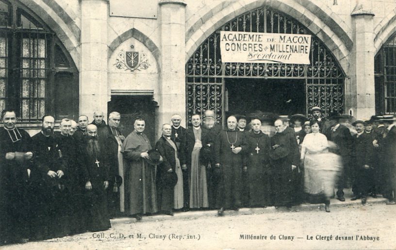 Le Clergé devant l'Abbaye