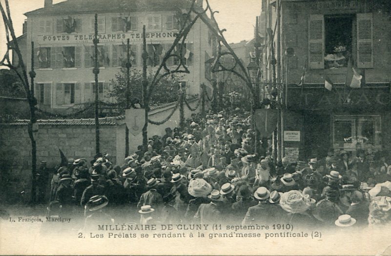 2 - Les Prélats se rendant à la grand'messe pontificale