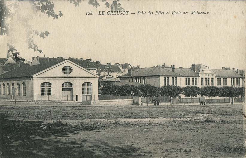  Salle des Fêtes et École