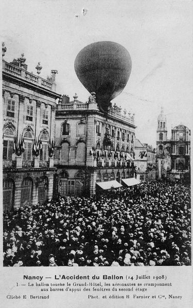 1 - Le ballon touche le Grand-Hôtel