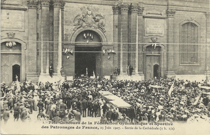 1 - Sortie de la cathédrale