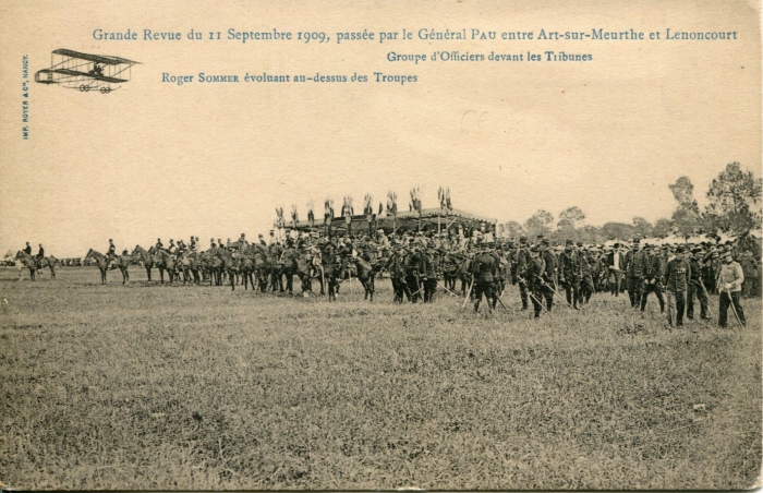 Groupe d'officiers devant les tribunes