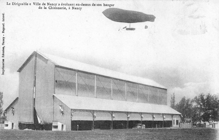 Au-dessus de son hangar