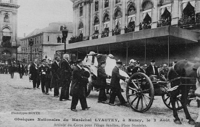 Arrivée du corps pour l'éloge funèbre, place Stanislas