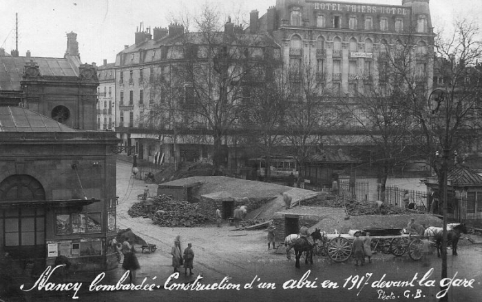 Construction d'un abri en 1917 devant la gare