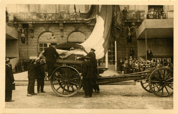 Arrivée du corps à l'Hôtel de Ville