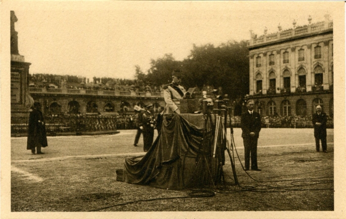 Le Maréchal Pétain, prononçant son discours