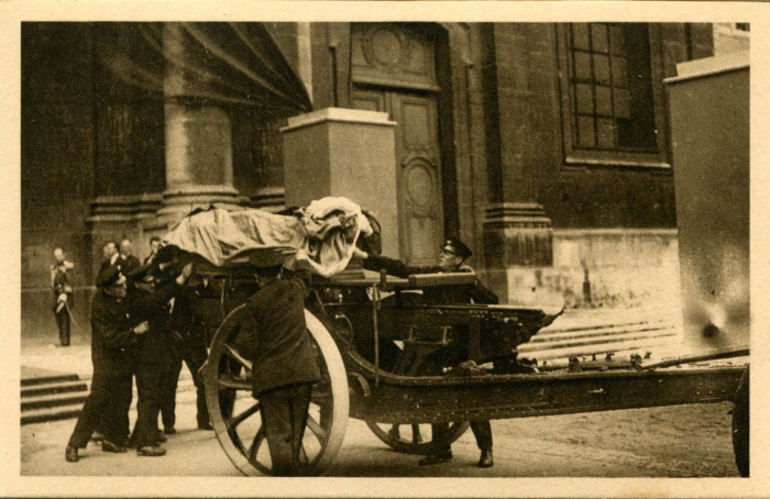 Le corps sortant de la cathédrale