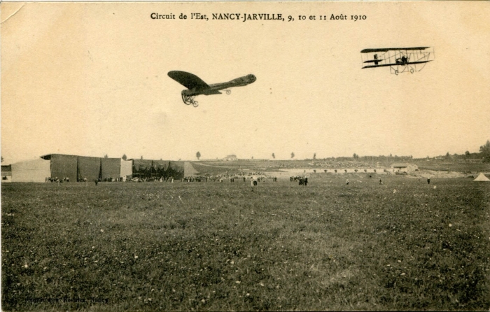 Deux avions évoluant