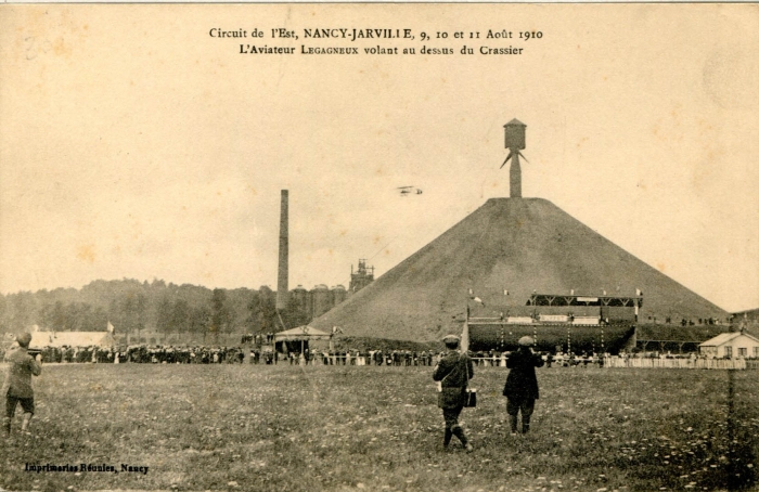 Legagneux volant au-dessus du crassier