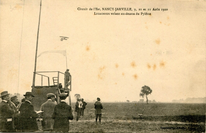 Legagneux volant au-dessus du pylone