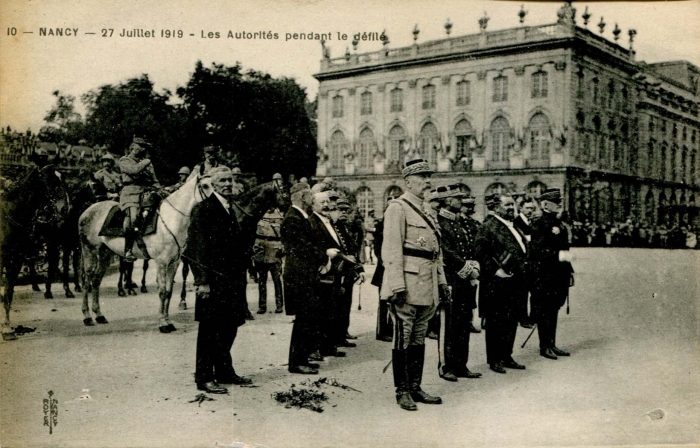 10 - Les autorités pendant le défilé