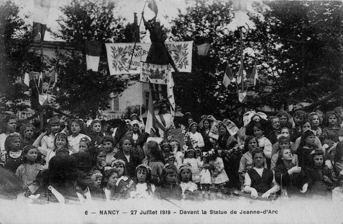 06 - Devant la statue de Jeanne-d'Arc