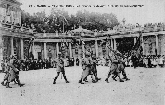 17 - Les drapeaux devant le Palais du Gouvernement