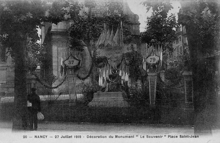 20 - Décoration du monument "Le Souvenir"