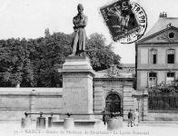Dombale [Place] (et statue de Mathieu de Dombasle)