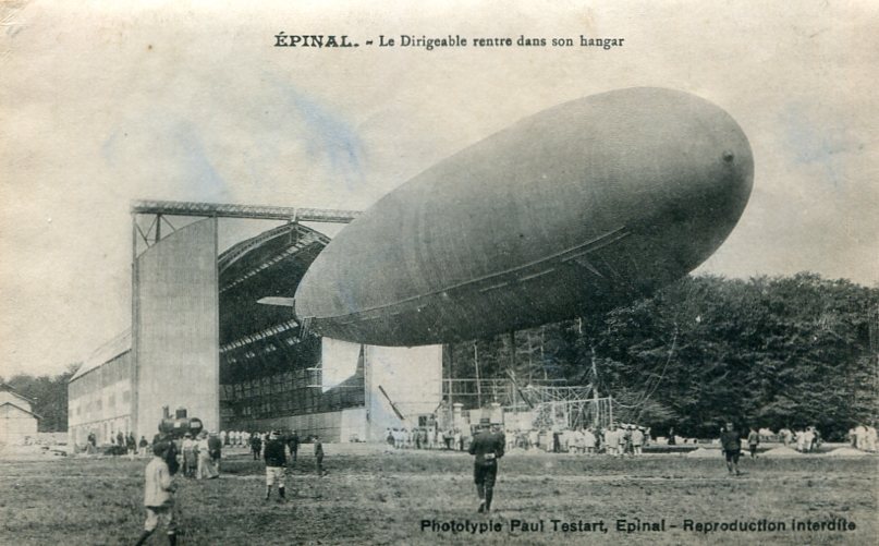 Dirigeable rentrant dans son hangar