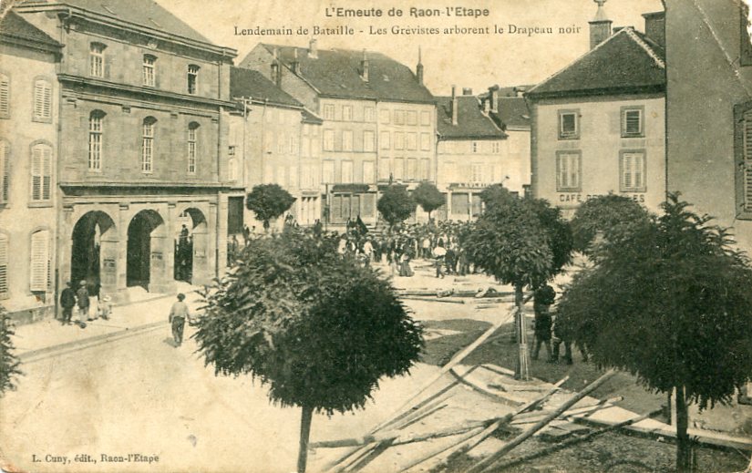 Les grévistes arborent le drapeau noir