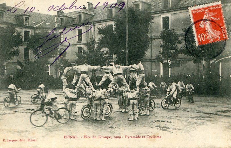 Pyramide et cyclistes